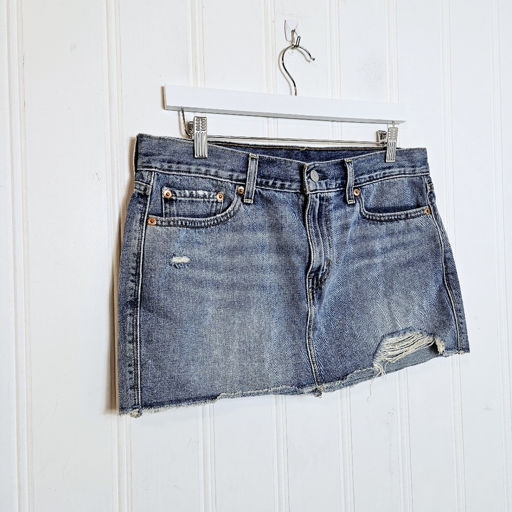 Levi’s Distressed Denim Mini Skirt Blue Mid Rise Raw Hem Size 29